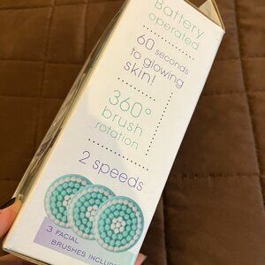 Facial cleansing brush